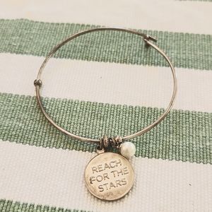 Vantel pearls reach for the stars bracelet with white pearl.